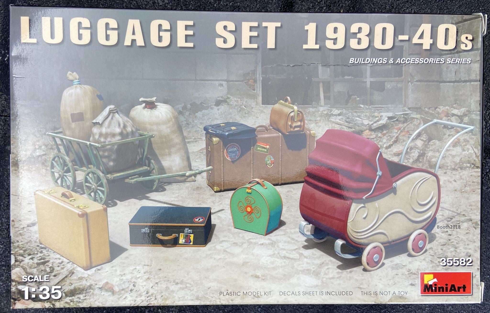 Luggage Set 1930-40s MiniArt | No. 35582 | 1:35