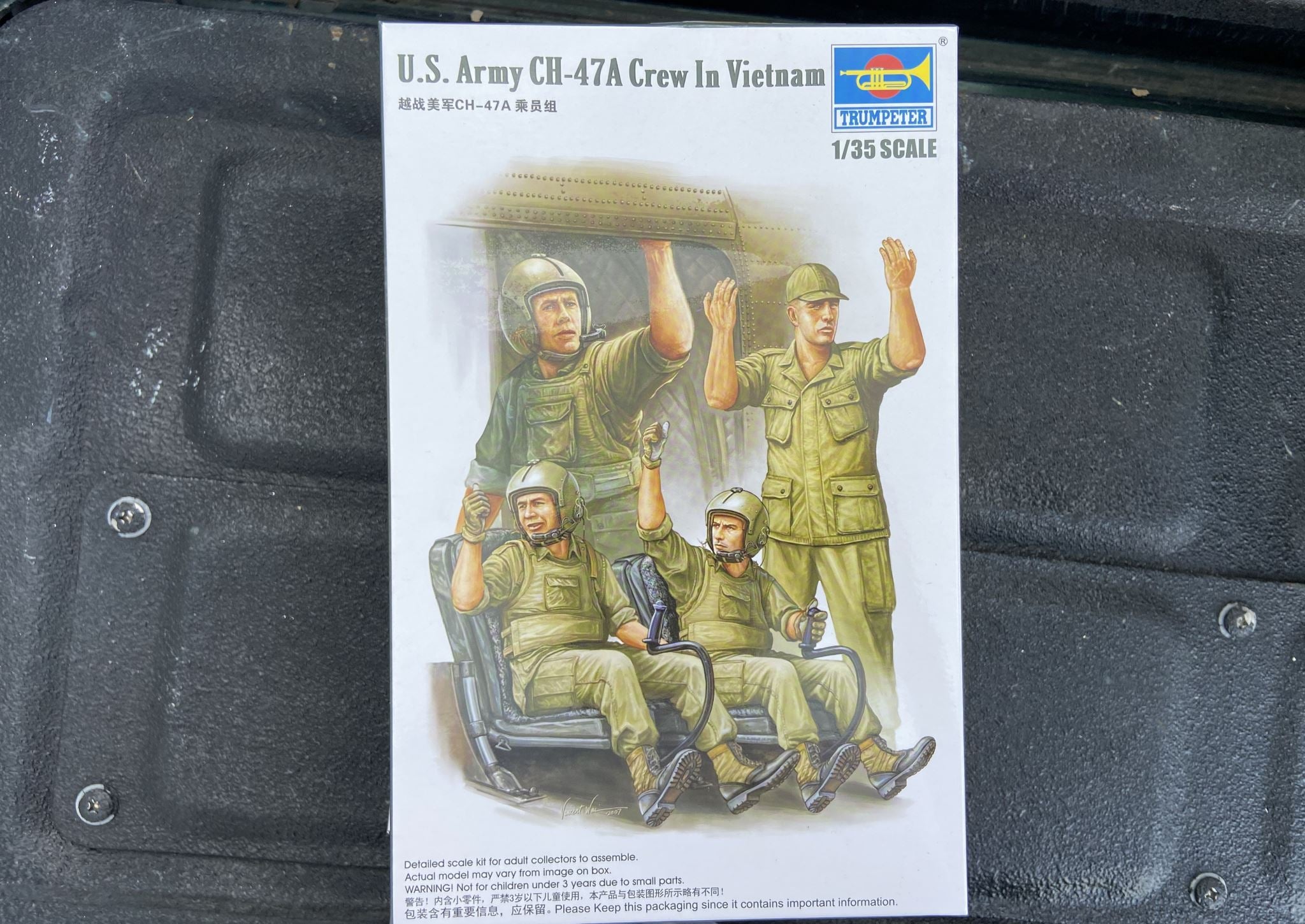 U.S. Army CH-47A Crew in Vietnam Trumpeter | No. 00417 | 1:35